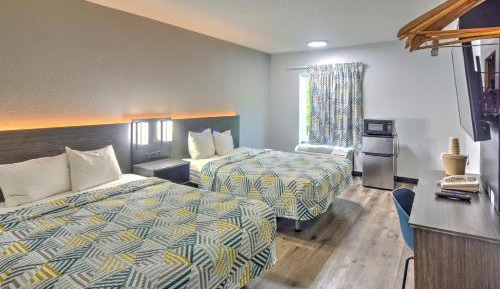 Queen Room with Two Queen Beds - Smoking