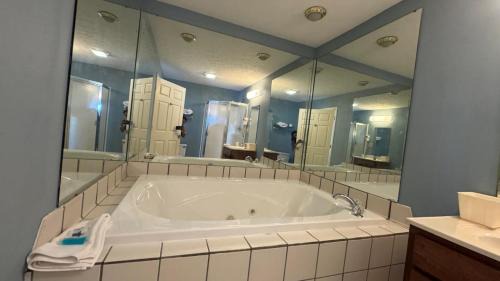 King Bed Smoking with Jetted Tub