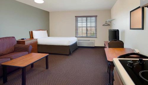 Queen Suite with Tub - Accessible/Non-Smoking