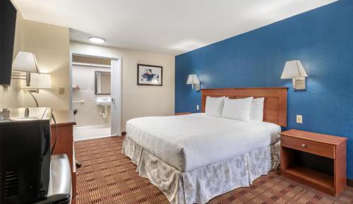 King Room with Roll-in Shower - Disability Access/Non-Smoking