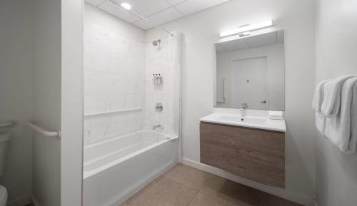 Queen Studio Apartment - Non-Smoking
