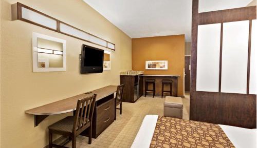 Queen Suite - Mobility Accessible/Non-Smoking