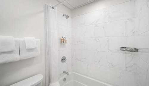 Deluxe Queen Bedroom with Balcony - Non-Smoking