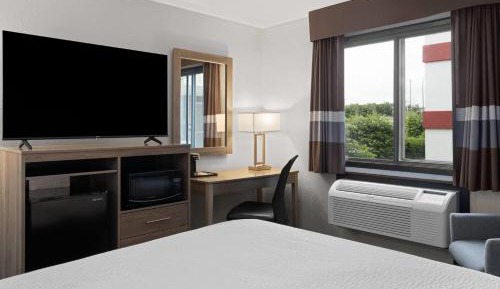 Queen Room with Bathtub w/Grab Bars - Mobility Accessible/Non-Smoking