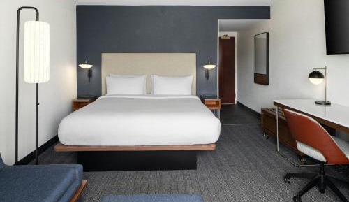 King Room with Bathtub - Mobility Access/Hearing Accessible