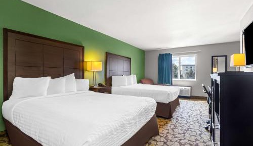 Family Room with Two Queen and One Double Beds