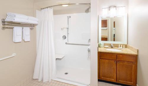 Queen Studio with Sofa Bed and Adapted Tub - Mobility and Hearing Accessible