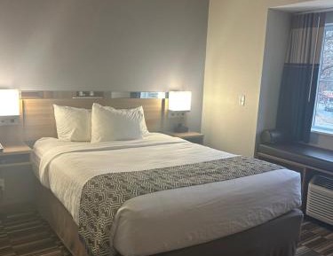 Queen Studio Suite with Bathtub and Grab Bars - Mobility Accessible/Non-Smoking