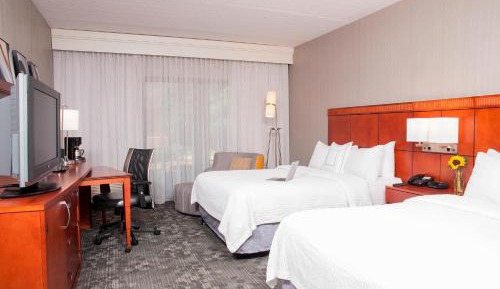 Queen Room with Two Queen Beds and Bathtub - Mobility Access