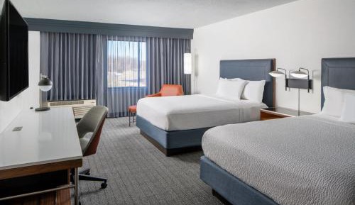 Queen Room with Two Queen Beds and Bathtub - Mobility Access