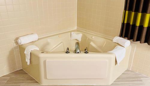 Deluxe King Suite with Spa Bath - Non-Smoking