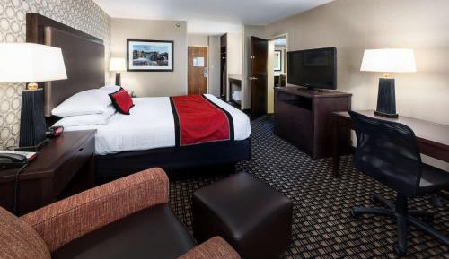 Two-Room King Suite with Sofa Bed and Whirlpool