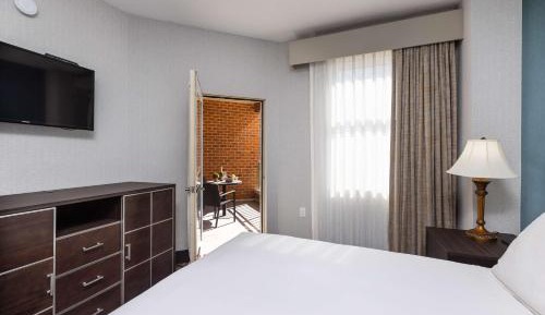 King Suite with Balcony - Non-Smoking