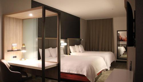 Queen Suite with Two Queen Beds, Bathtub and Trundle Sofa - Mobility Access