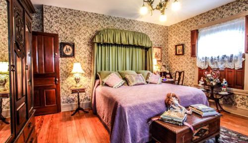Deluxe King Room with Tub or Shower