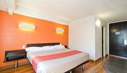 Deluxe King Room - Non-Smoking