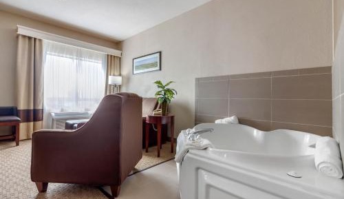 King Suite with Hot Tub - Non-Smoking
