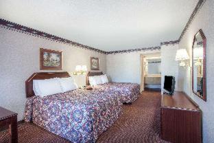 Double Room with Two Double Beds and Bathtub with Grab Bars - Mobility Accessible/Non-Smoking