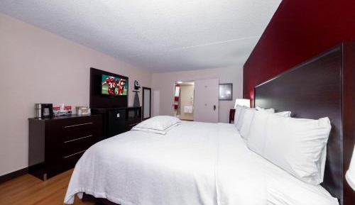 Premium King Room Disability Access Smoke Free (Upgraded Bedding & Snack Box)