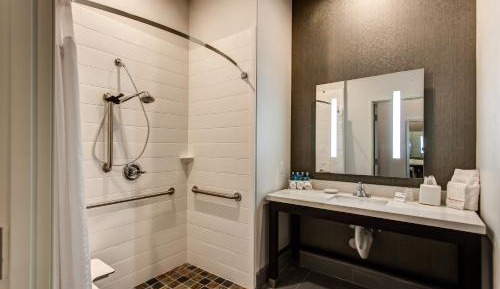 Queen Room with Two Queen Beds Hearing Accessible with Roll-In Shower - Non-Smoking