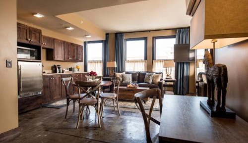 Deluxe King Suite