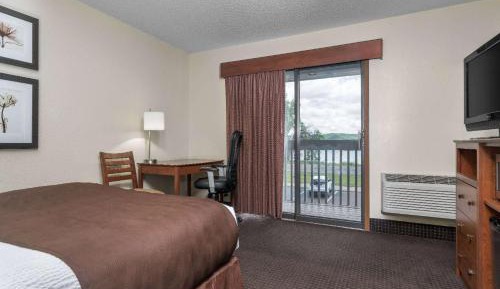 Deluxe Queen Room - Mobility Access/Non-Smoking