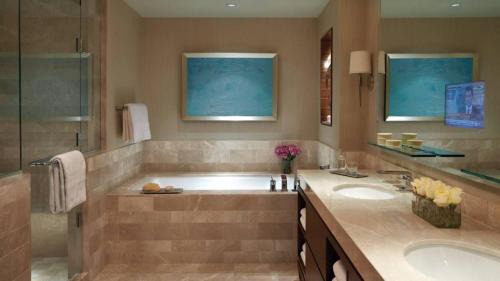 Executive Suite Fountain View King