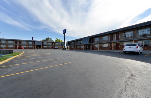 Pinnacles Entrance Badlands Hotel | Americas Best Value Inn Wall