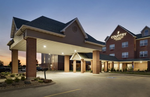 Oakdale Hotel | Country Inn & Suites by Radisson, Coralville, IA