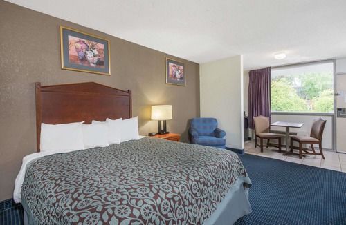 Arlington Heights Hotel | Days Inn by Wyndham Arlington Pentagon