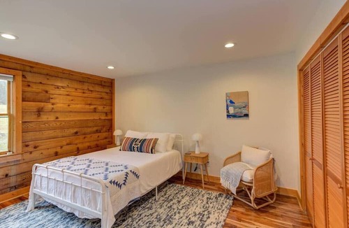 Hurdle Mills Cabin | Modern hot tub lodge on 25 acres w/ private lake