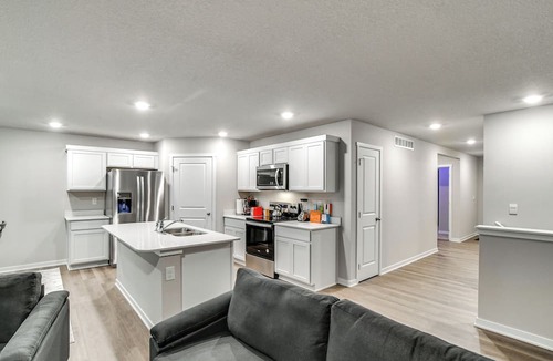Waukee House | 1 Mi to Golf: Quiet Waukee Home w/Fireplace!