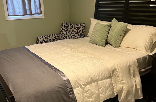 Marietta House | Pit Stop… Private Entrance, Independent & Convenient & Comfy Bedroom!