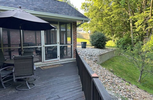 Hannibal House | Spacious executive home, close to Historic trails, w/hot tub, pet friendly.
