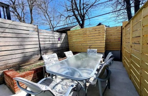 Hampden House | Hampden Townhouse Walkable/parking/JHU/backyard-patio