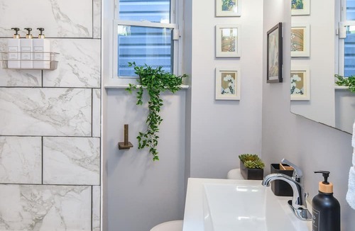Hampden House | Hampden Townhouse Walkable/parking/JHU/backyard-patio