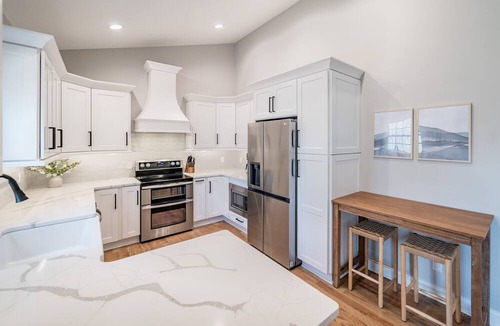 Vista Acres House | Alta Lane: 4 min to LU!, Hot Tub + Mountain Views