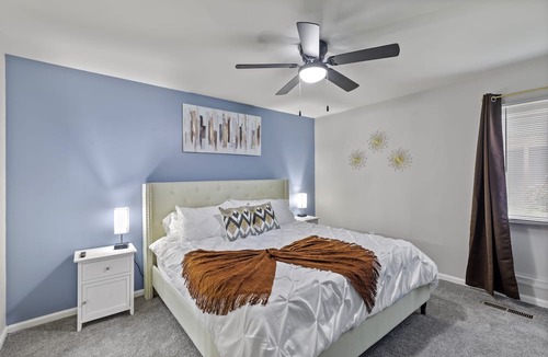 Towson Apartment | Heart of Towson|Pool|King|Parking|600Mbps|Gym