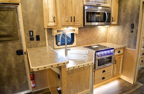 Vass House | Cozy tiny Home in the Forrest. Pet Friendly. Horse trails accessible.