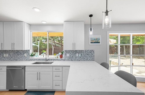 Riverside House | 5BR Group Retreat w/Pool in Austin, 4 Mi to Dtwn