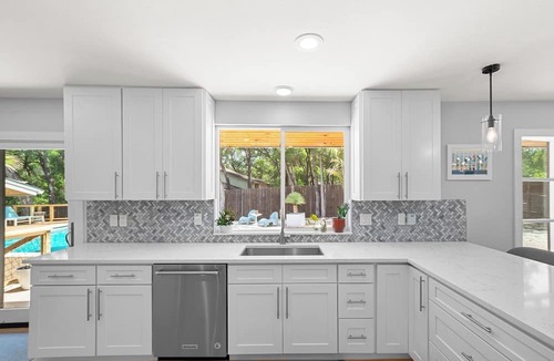 Riverside House | 5BR Group Retreat w/Pool in Austin, 4 Mi to Dtwn
