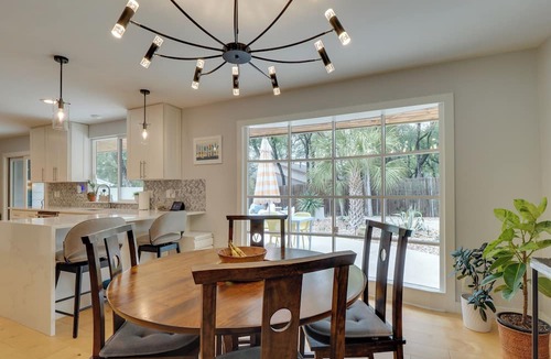 Riverside House | 5BR Group Retreat w/Pool in Austin, 4 Mi to Dtwn