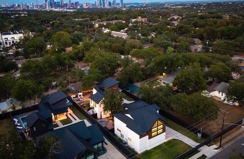 South Lamar Villa | Villa Sleeps 26, Mins to DT, Pools, Movies, Games