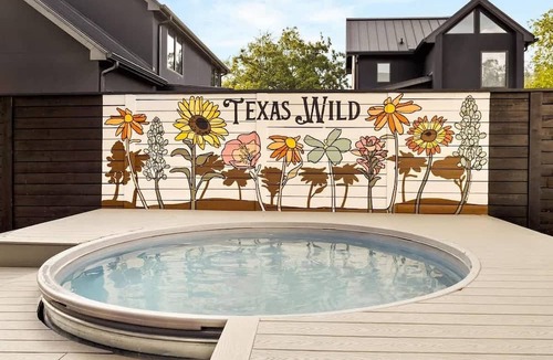 South Lamar Villa | Villa Sleeps 26, Mins to DT, Pools, Movies, Games