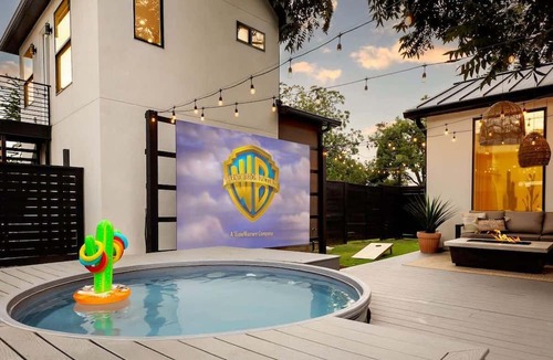 South Lamar Villa | Villa Sleeps 26, Mins to DT, Pools, Movies, Games