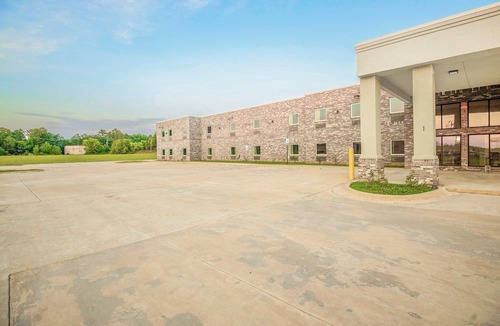 Adairsville Apartment | 2 Queen Beds with Kitchenette Non-Smoking