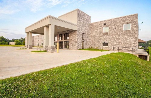 Adairsville Apartment | King Bed Accessible Non-Smoking