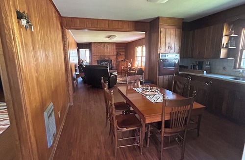 Beechgrove House | Papaw's Place and Creekside Bungalow are on the same Heritage Farm.