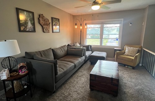 Cedar Rapids House | Executive, nursing & corporate travelers - 3br/2ba entire home close to highway!