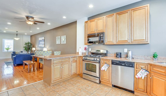 Bright Townhome: Walk to Johns Hopkins Bayview!